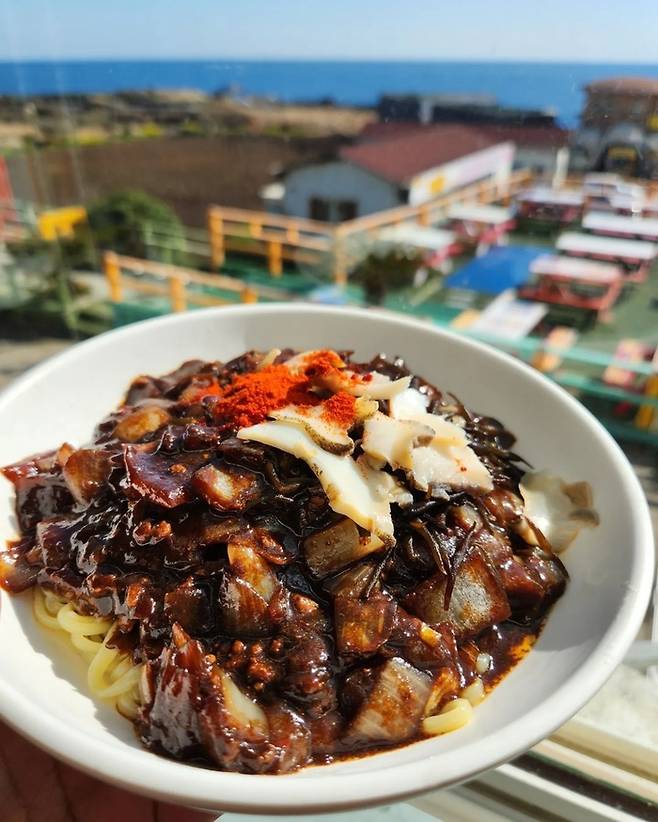 지역 특산품을 활용한 소라 톳 짜장면. 맛집 블로거 (@_miso71) 제공