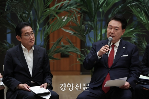 아시아태평양경제협력체(APEC) 정상회의 참석차 미국을 방문 중인 윤석열 대통령이 17일(현지시간) 미국 캘리포니아주 스탠퍼드대 후버연구소에서 열린 한일 스타트업 간담회에서 발언하고 있다. 왼쪽은 기시다 후미오 일본 총리. 김창길 기자