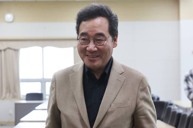 이낙연 전 더불어민주당 대표가 지난달 25일 서울 관악구 서울대 국제대학원 국제회의실에서 서울대통일평화연구원 주최로 열린 ‘대한민국 생존전략’ 평화학세미나에서 강연을 마친 뒤 회의실을 나서고 있다. 연합뉴스