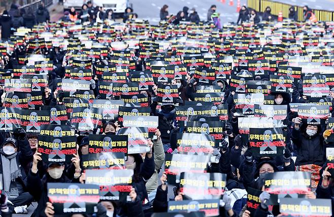 18일 서울 여의도공원 인근에서 유아학교연대 관계자 등이 ‘유보통합 구체안 없는 정부조직법 개정 중단 촉구 집회’를 하고 있다. 연합뉴스