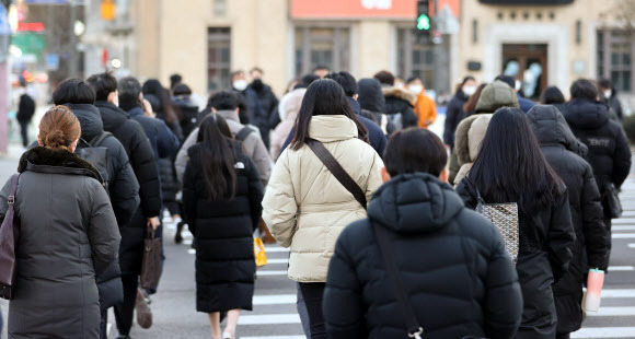 추위 속에서 서울 광화문광장을 시민들이 걸어가고 있다. [사진 = 연합뉴스]