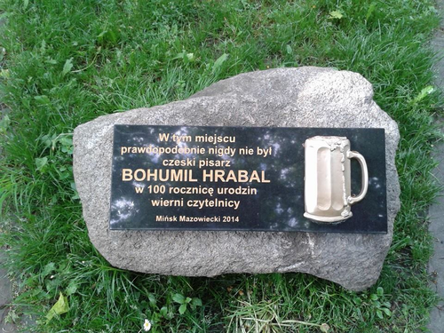 폴란드의 한 공원에 설치된, 작가 보후밀 흐라발을 기리는 문구. 그가 얼마나 맥주를 좋아했는지 얼굴 대신 맥주잔이 그려져 있네요. [Sloggi]