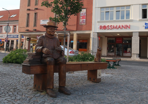 체코의 한 광장에 설치된 보후밀 흐라발 작가 동상의 벤치. 체코의 친근한 국민작가답게 보후밀 흐라발의 모습은 프라하 곳곳에서 발견된다고 합니다. [Vlach Pavel]