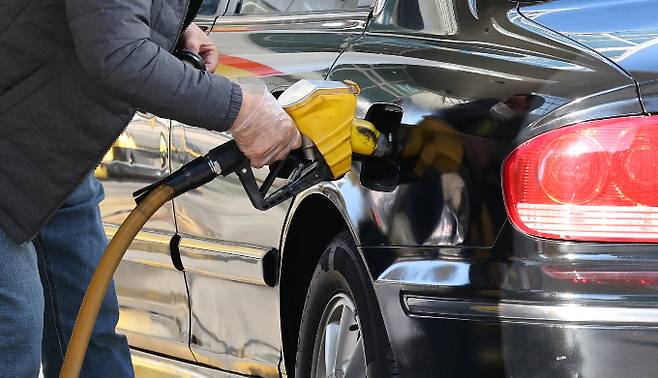 주유소 판매 휘발유 및 경유 가격이 6주 연속 내렸다. 사진은 서울 소재 주유소에서 주유하는 시민. /사진=뉴스1