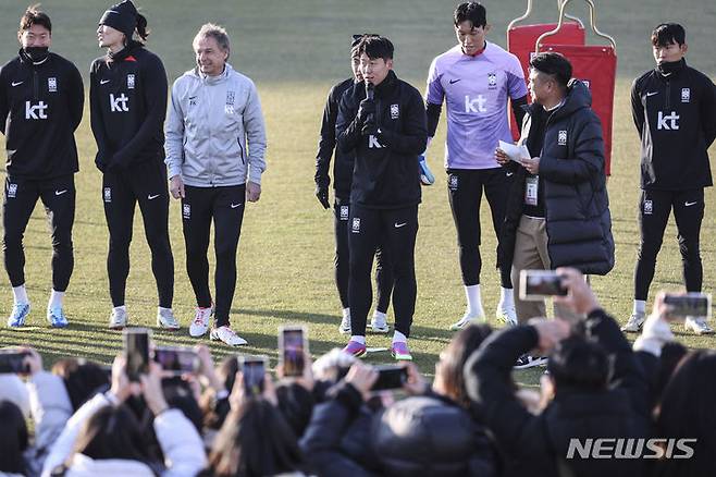 [서울=뉴시스] 김근수 기자 = 대한민국 축구국가대표팀 감독 위르겐 클린스만과 선수들이 18일 오후 서울 양천구 목동종합운동장에서 열린 팬 오픈트레이닝에서 팬들에게 인사하고 있다. 2023.11.18. ks@newsis.com