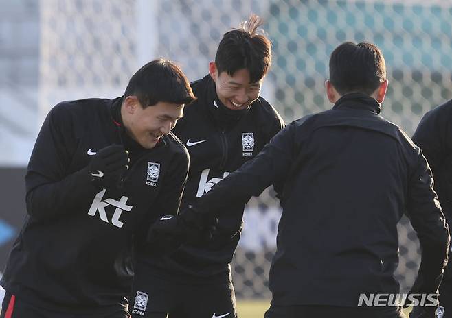 [서울=뉴시스] 김근수 기자 = 대한민국 축구국가대표팀 손흥민과 김민재 등 선수들이 18일 오후 서울 양천구 목동종합운동장에서 열린 팬 오픈트레이닝에서 훈련하고 있다. 2023.11.18. ks@newsis.com