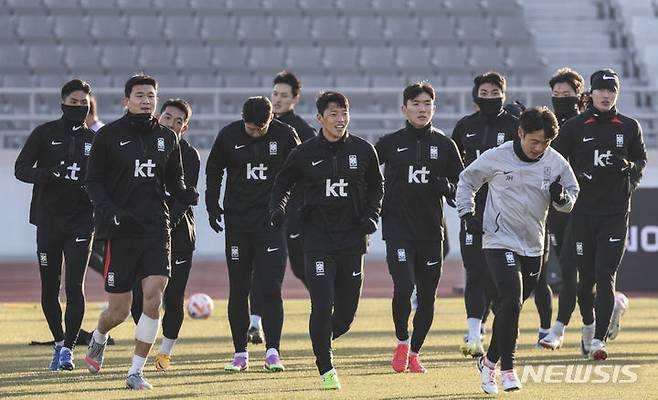 [서울=뉴시스] 김근수 기자 = 대한민국 축구국가대표팀 손흥민 등 선수들이 18일 오후 서울 양천구 목동종합운동장에서 열린 팬 오픈트레이닝에서 훈련하고 있다. 2023.11.18. ks@newsis.com