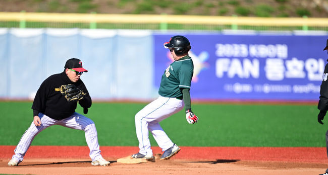 [OSEN=횡성, 최규한 기자] 18일 강원도 횡성 KBO 야구센터에서 '2023 KBO컵 FAN 동호인 야구대회' 1차라운드 SSG(비룡천하)와 LG(유니트윈스)의 경기가 열렸다.1회초 SSG(비룡천하) 정충희가 2루 도루에 성공하고 있다. 2023.11.18 /