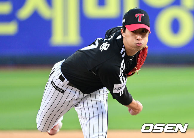 [OSEN=수원, 최규한 기자] 11일 수원 KT위즈파크에서 ‘2023 신한은행 SOL KBO 포스트시즌 한국시리즈’ 4차전 KT 위즈와 LG 트윈스의 경기가 열렸다. 7회말 마운드에 오른 LG 투수 이정용이 힘차게 공을 뿌리고 있다. 2023.11.11 / dreamer@osen.co.kr