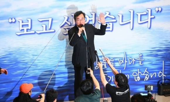 더불어민주당 이낙연 전 대표가 1년간의 미국 유학 생활을 마친 뒤 24일 오후 인천국제공항을 통해 귀국한 뒤 지지자들을 향해 발언하고 있다. 2023.6.24 연합뉴스