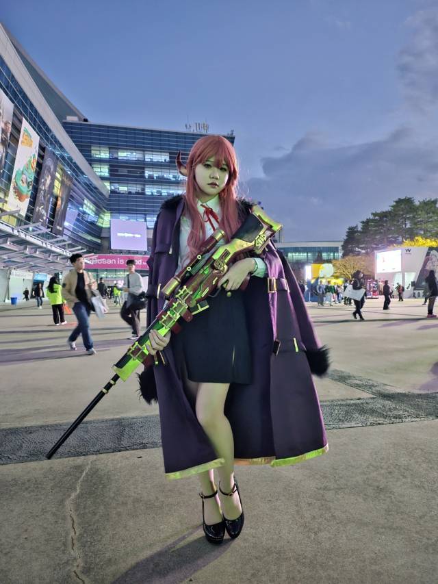 블루 아카이브 아루를 코스프레 한 헤윰씨가 포즈를 잡고 있다. 윤지영 기자