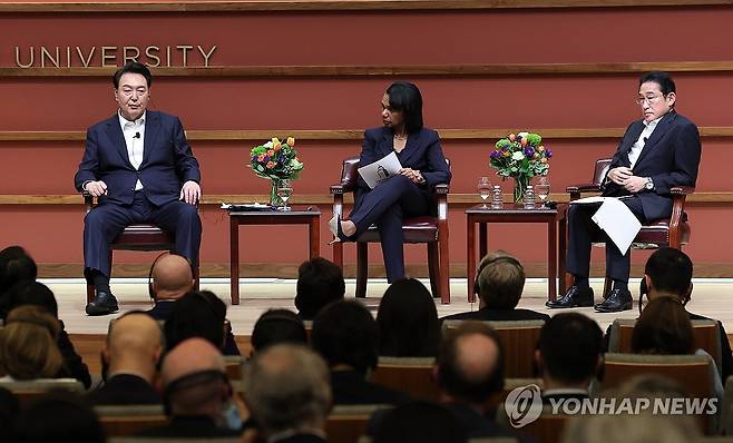 윤석열 대통령, 스탠퍼드대 한일 정상 좌담회 (팰로앨토=연합뉴스) 임헌정 기자 = 아시아태평양경제협력체(APEC) 정상회의 참석차 미국을 방문 중인 윤석열 대통령이 17일(현지시간) 미국 캘리포니아주 스탠퍼드대 후버연구소에서 열린 한일 정상 좌담회에서 사회자와 대담을 하고 있다. 왼쪽부터 윤 대통령, 콘돌리자 라이스 후버연구소장, 기시다 후미오 일본 총리. 2023.11.18 kane@yna.co.kr