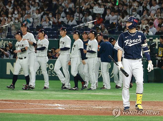 한국 패배 (도쿄=연합뉴스) 한종찬 기자 = 17일 일본 도쿄돔에서 열린 아시아프로야구챔피언십(APBC) 예선 2차전 대한민국과 일본의 경기. 9회초 2사에서 삼진아웃을 당한 김주원이 아쉬워하고 있다. 2023.11.17 saba@yna.co.kr