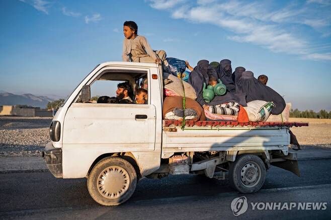 파키스탄 떠나는 아프간 난민  가재도구를 트럭에 싣고 파키스탄 북서부 국경 토르캄에서 아프간 낭가르하르를 향해 이동 중인 아프간 난민.
[AFP 연합뉴스 자료사진. 재판매 및 DB 금지]