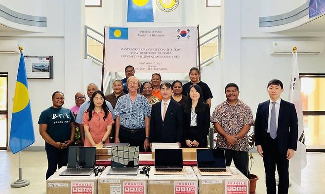 팔라우 교육부에서 열린 IT 교육 기자재 공여식 [주필리핀 한국대사관 제공. 재판매 및 DB 금지]