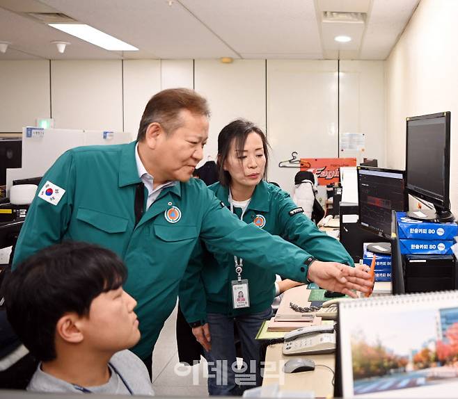 이상민 행정안전부 장관이 19일 오전 대전 국가정보자원관리원을 방문해 지방행정 전산망 오류 사태 복구 상황을 점검하고 있다. 사진=행정안전부.