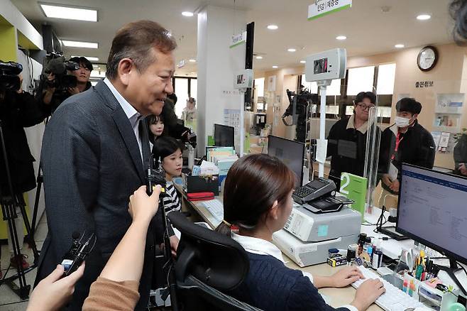 이상민 행정안전부 장관이 19일 오후 서울시 종로구 청운효자동 주민센터를 찾아 지방행정전산서비스인 새올지방행정정보시스템, 주민등록시스템, 행복이음 등에 대한 정상 작동 여부를 점검하고 있다. 사진=행정안전부.