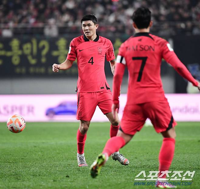 클린스만 감독이 이끄는 축구대표팀이 16일 서울월드컵경기장에서 싱가포르를 상대로 월드컵 2차 예선 경기를 펼쳤다. 경기하고 있는 김민재. 상암=송정헌 기자songs@sportschosun.com/2023.11.16/