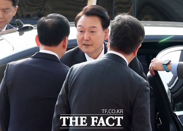 더불어민주당 검찰독재정치탄압대책위원회는 19일 윤석열 대통령의 서울중앙지검 시절 업무추진비 사용과 관련해 국민권익위원회의 조사를 요청한다고 밝혔다. /이새롬 기자