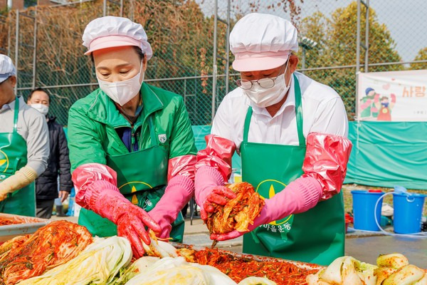 박강수(우측 첫번쩨) 마포구청장 새마을부녀회와 김장김치 나누기 행사 참석 모습(사진=마포구청)