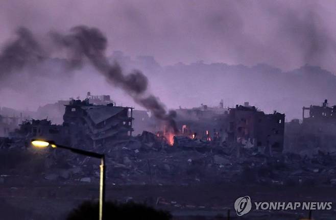 이스라엘 공습으로 가자지구 북부서 피어나는 연기 [사진출처=연합뉴스]