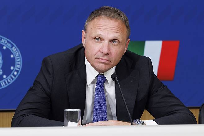 지난 8월 이탈리아 로마에서 프란체스코 롤로브리지다 농업부 장관이 각료 회의에 참가하고 있다./AP 연합뉴스