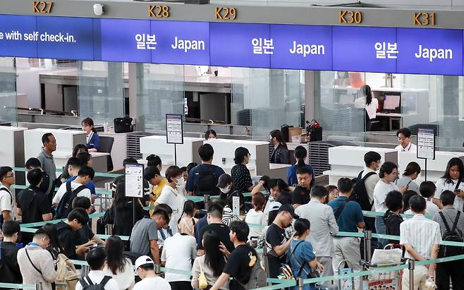 인천국제공항 출국장에서 일본 방문자들이 출국 수속을 밟고 있다. /뉴스1