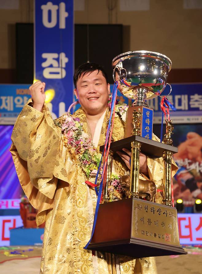 19일 경남 고성군 고성군국민체육센터에서 열린 '위더스제약 2023 천하장사 씨름대축제' 천하장사(140kg 이하)에 등극한 김진이 천하장사 트로피를 든 채 웃고 있다. /대한씨름협회