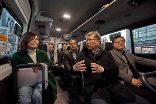 지난 17일 경기도 하남시에서 김수영(앞줄 왼쪽부터) 현대차·기아 셔클사업실 상무, 김영태 OECD 국제교통포럼 사무총장, 신승규 현대차·기아 PCO 전무가 경기도의 수요응답교통 서비스 '똑타' 서비스 차량을 시승하고 있다. 현대차 제공