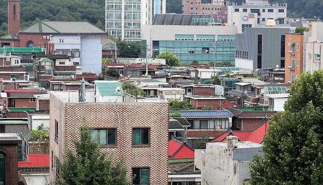 (서울=뉴스1) 장수영 기자 = 31일 오후 서울 강북구 번동 모아타운 1호 시범구역에 저층 주택이 빼곡하게 들어서 있다. 서울시는 번동 모아주택 사업시행계획인가가 승인됐으며, 2026년 준공 목표로 내년 상반기 중 공사를 시작한다고 밝혔다. 번동 모아타운에는 총 1242세대, 13개동, 최고 35층 아파트 단지가 들어서게 된다. 2023.7.31/뉴스1 /사진=뉴스1화상