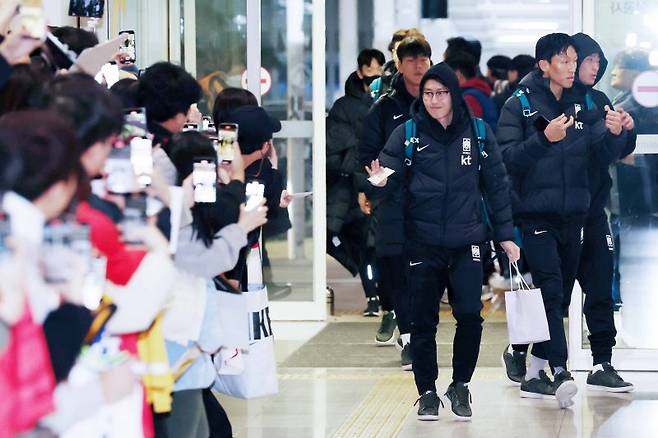 이강인 등 대한민국 축구 국가대표팀 선수들이 19일 오전 2026 FIFA 북중미 월드컵 아시아 지역 2차 예선 C조 조별리그 2차전 중국과의 경기를 치르기 위해 인천국제공항을 통해 출국하고 있다. 사진=뉴스1