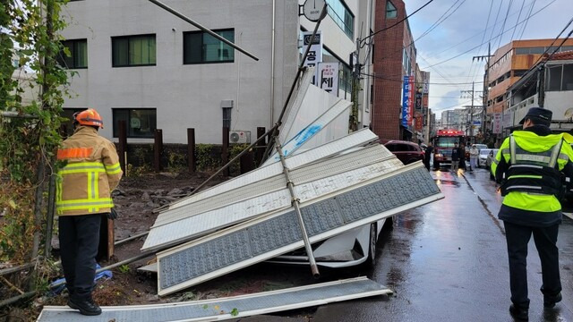 지난 17일 오후 제주시 이도동 한 공사장 방음벽이 강풍에 쓰려져 소방대원들이 안전조치를 하고 있다. 연합뉴스