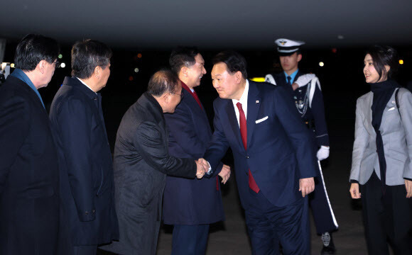 아시아태평양경제협력체(APEC) 정상회의 일정을 마친 윤석열 대통령과 김건희 여사가 18일 경기 성남시 서울공항에 공군 1호기 편으로 귀국해 마중 나온 윤재옥 국민의힘 원내대표와 인사하고 있다. 연합뉴스