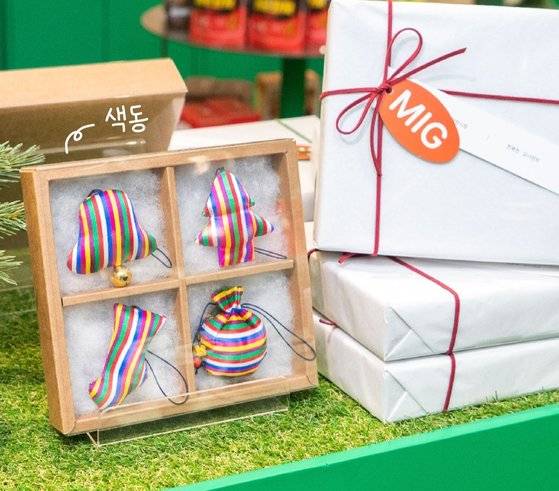 365일장에서 만든 색동저고리천 크리스마스 장식품