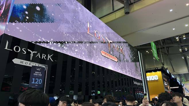 Throngs of attendees queue for up to two or three hours for the first play of Lost Ark Mobile, the new portable iteration of the internationally acclaimed PC game, Lost Ark. (Moon Joon Hyun / The Korea Herald)