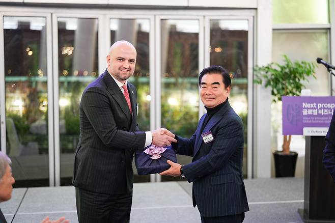 Georgian Ambassador to Korea Tarash Papaskua and Global Biz Forum representative Kim Jae-sung exchange greetings at Sebitseom in Seoul on Wednesday. About 100 Korean CEOs participated in the forum. (Heo Tae-Seung/The Korea Herald)