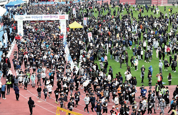 부천시 시승격 50주년 축하 기념으로 19일 오전 부천종합운동장에서 열린 ‘제18회 부천복사골 마라톤대회’에서 10㎞ 출전 선수들이 힘차게 출발하고 있다. 김시범·홍기웅기자