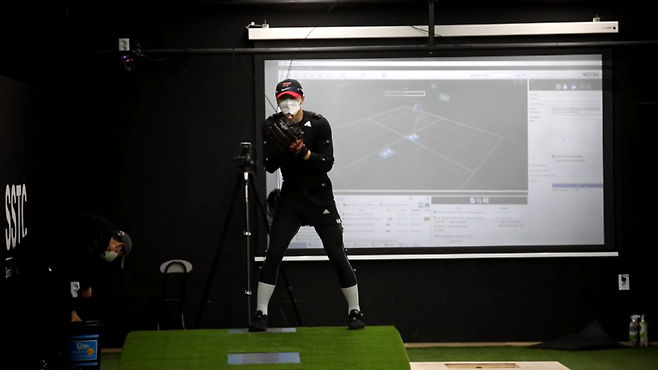 LG트윈스 투수가 SSTC 시스템을 활용해 구속을 끌어올리는 훈련을 하고 있다. <사진=SSTC>