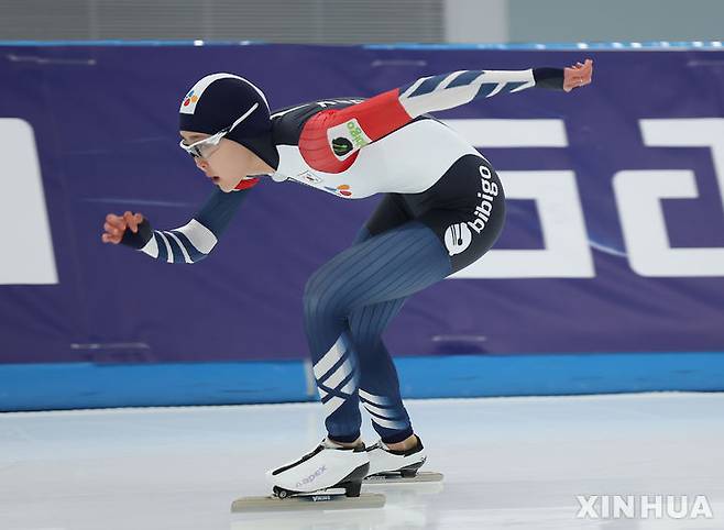 [베이징=신화/뉴시스] 김민선이 17일 중국 베이징에서 열린 2023-24 국제빙상경기연맹(ISU) 스피드스케이팅 월드컵 2차 여자 500m 디비전A 1차 레이스에서 경기하고 있다. 김민선은  38초00의 기록으로 동메달을 목에 걸었다. 2023.11.18.