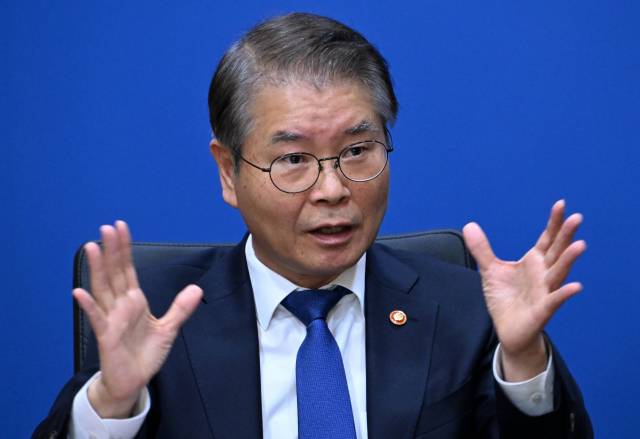 이정식 고용노동부 장관이 17일 서울 중구 서울지방고용노동청에서 본지와 인터뷰를 갖고 있다. 성형주 기자