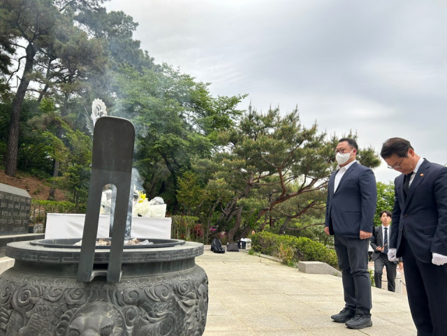 이정식(오른쪽) 고용부 장관이 지난해 4월 28일 서울 보라매공원에 있는 산업재해 희생자 위령탑을 찾아 참배하고 있다. 사진 제공=고용부