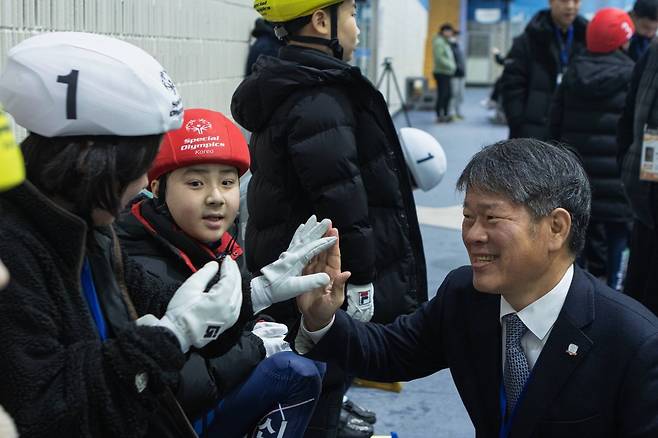 16일 의정부실내빙상장에서 개최된 ‘2023 스페셜올림픽코리아 전국동계대회(빙상)’에서 이용훈 스페셜올림픽코리아 회장(오른쪽)이 참가 선수들과 하이파이브를 하고 있다.
사진제공 | 스페셜올림픽코리아