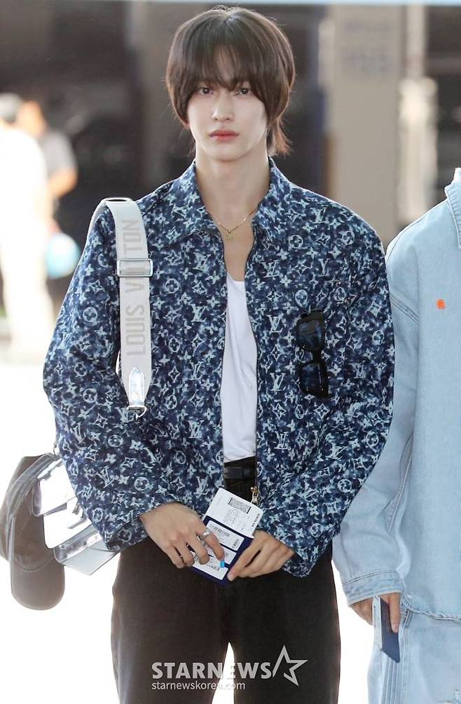 그룹 라이즈(RIIZE) 원빈이 SM타운 자카르타 공연을 위해 22일 오후 인천국제공항을 통해 출국하고 있다. 2023.09.22 /사진=임성균