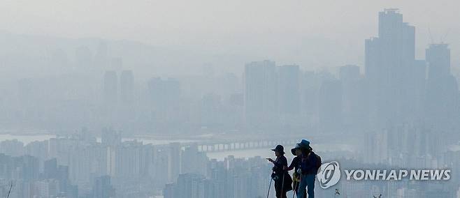 지난 2일 오후 서울 인왕산 정상 너머로 도심이 미세먼지와 안개에 가려져 있다. [연합뉴스 자료사진]