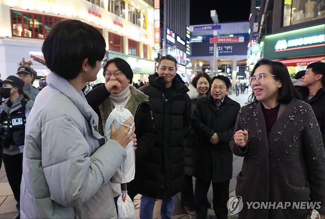 현장에서 청소년 만난 김현숙 장관 김현숙 여성가족부 장관이 17일 서울 노원역 인근에서 진행된  '찾아가는 거리상담' 현장을 찾아 청소년들과 대화를 나누고있다. 이번 거리상담은 청소년들에게 복지서비스 정보를 제공하고 보호가 필요한 가정 밖 청소년들을 청소년쉼터와 같은 보호시설로 연계하는 등 청소년의 보호와 자립을 돕기위해 마련되었다. [여성가족부 제공. 재판매 및 DB 금지]