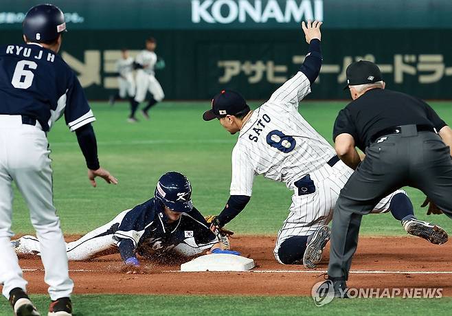 빠른 발의 사나이 (도쿄=연합뉴스) 한종찬 기자 = 19일 일본 도쿄돔에서 열린 아시아프로야구챔피언십(APBC) 결승전 대한민국과 일본의 경기. 4회초 2사 1루 상황 김혜성 안타 때 1루 주자 최지훈이 3루까지 진루하고 있다. 2023.11.19 saba@yna.co.kr