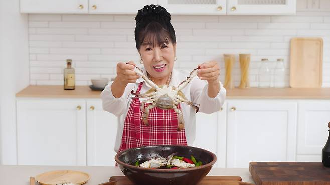 GS샵이 오는 21 오후 4시 35분 TV홈쇼핑을 통해 박막례 간장게장과 양념게장을 선보인다. (사진=GS리테일)