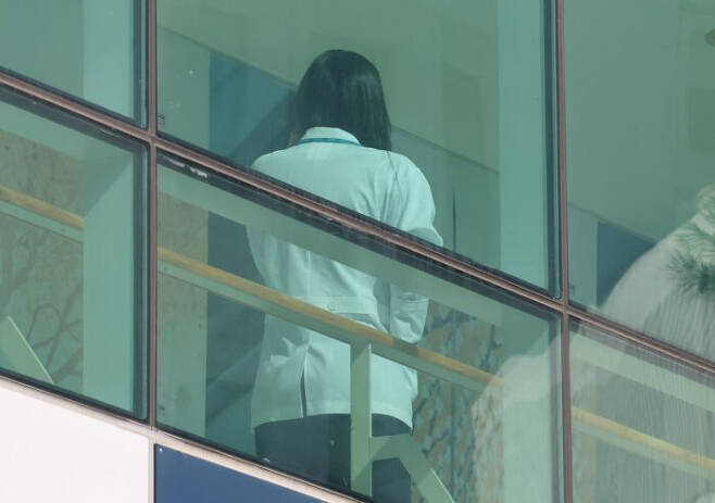 서울 시내 한 대학병원의 의료진의 모습. (기사 본문과 관련이 없는 자료사진입니다.) [사진=뉴스1]