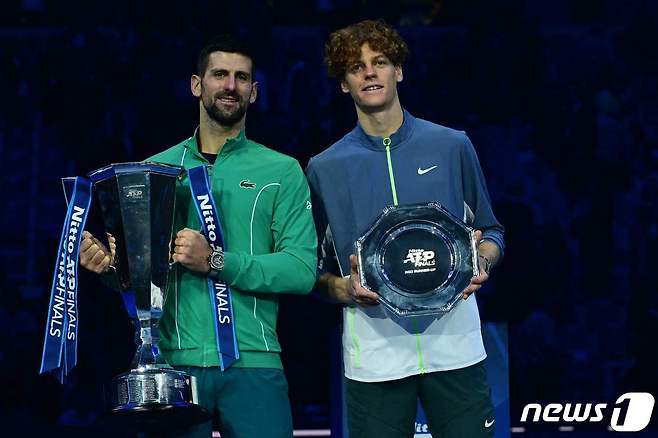 ATP 투어 파이널스 우승한 조코비치(왼쪽)과 준우승한 시너. ⓒ AFP=뉴스1