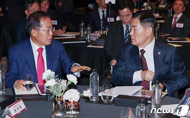 홍준표 대구시장(왼쪽)과 신원식 국방부 장관이 20일 오전 서울 영등포구 여의도 페어몬트 앰배서더 호텔에서 열린 '대구경북신공항 투자설명회'에 참석해 대화를 나누고 있다. 2023.11.20/뉴스1 ⓒ News1 민경석 기자